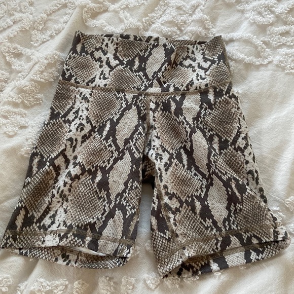 Aritzia TNA Biker Shorts - Picture 1 of 2